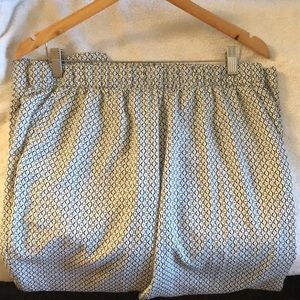 Black and white crepe pants with two pockets.